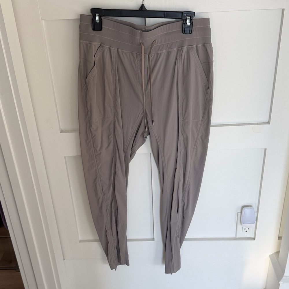 CRZ YOGA Women's Taupe Capri pants